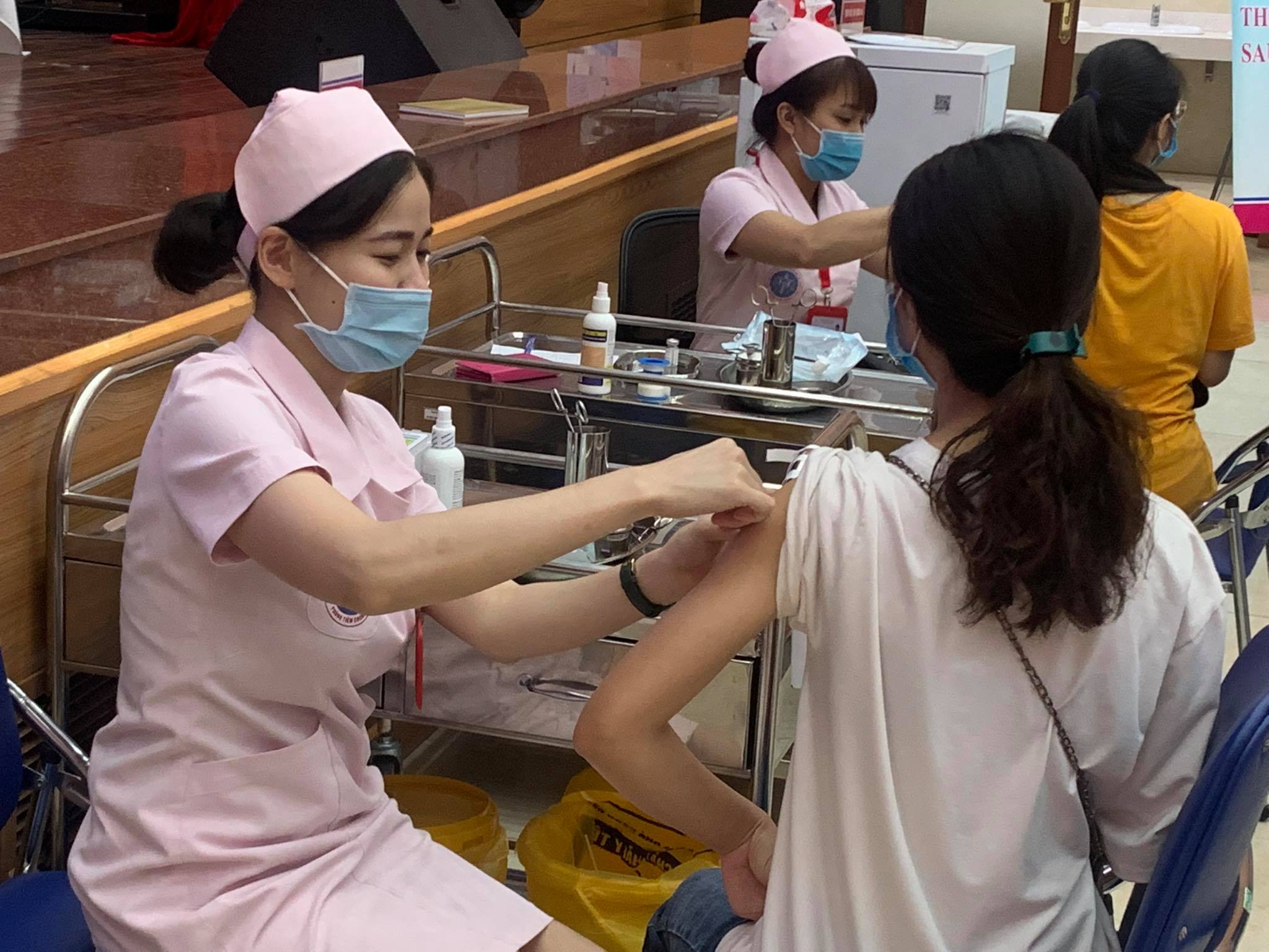 Không nên trì hoãn tiêm phòng COVID-19 để... chờ vaccine khác